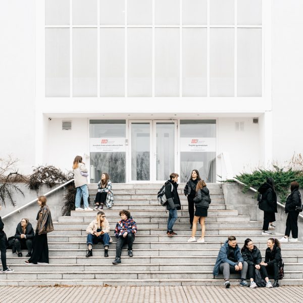 Euroškola Praha - hlavní vchod do budovy školy, studenti Euroškoly Praha
