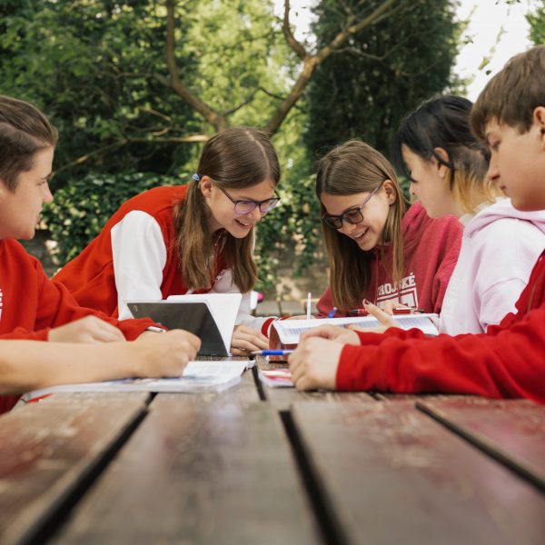 Trojské gymnázium, studenti Trojského gymnázia, výuka na Trojském gymnáziu