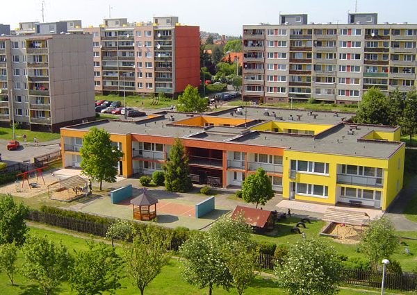 mš mezi domy